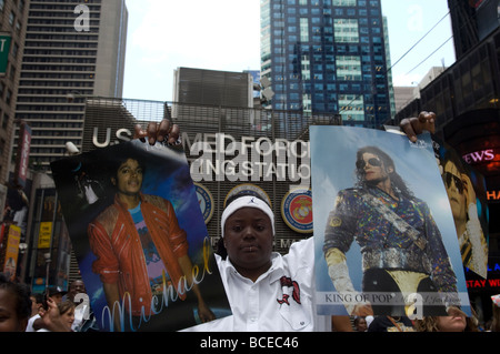 Michael Jackson fans dire adieu au roi de la pop dans Times Square à New York Banque D'Images