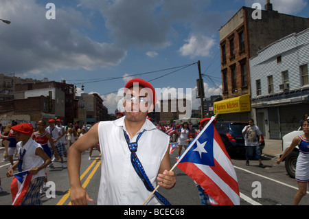 Le Brooklyn Puerto Rican Day Parade marche à travers le quartier de Bushwick à Brooklyn New York Banque D'Images