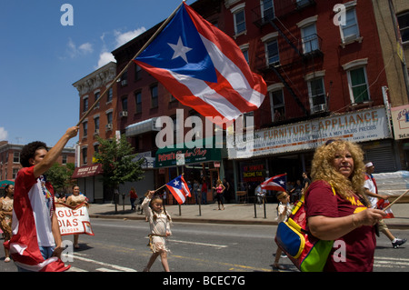 Le Brooklyn Puerto Rican Day Parade marche à travers le quartier de Bushwick à Brooklyn New York Banque D'Images