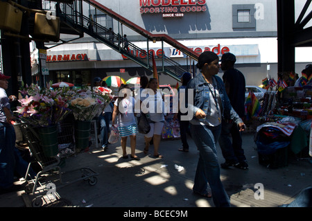 Les gens dans la rue commerçante sur Graham Avenue à Bushwick à Brooklyn, New York Banque D'Images