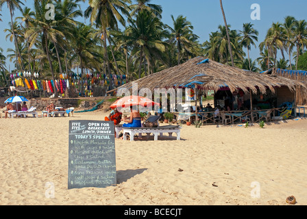 L'Inde, Goa, Anjuna marché. Restaurant de plage. Banque D'Images