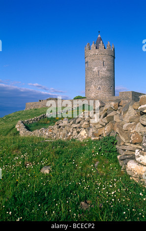 L'Irlande, dans le comté de Clare. Le Château de Doonagore (O'Brien Tower), Doolin, dans le comté de Clare, Irlande Banque D'Images