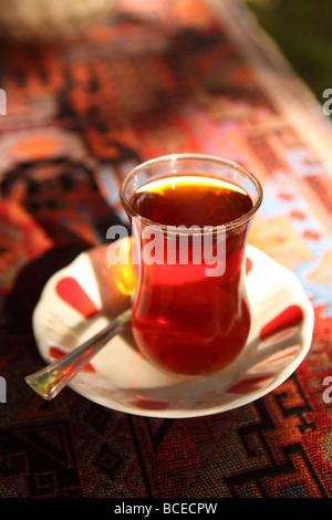 La Turquie tasse verre de thé sucré chaud nom turc local Cay à Istanbul cafe Banque D'Images