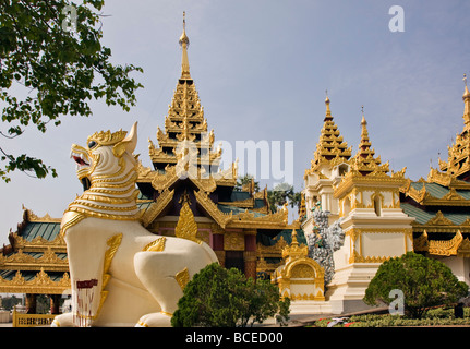 Le Myanmar. La Birmanie. Yangon. Chinthe (la moitié lion, moitié dragon tuteurs) à l'entrée d'Shwedagan Golden Temple. Banque D'Images