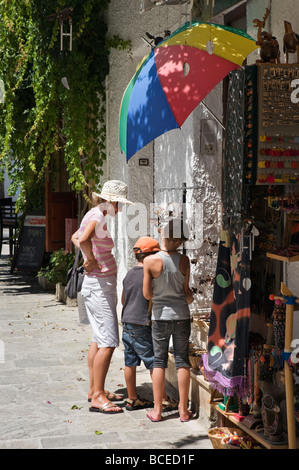 Les touristes shopping dans la vieille ville près de la Canée, Port Vénitien, côte nord-ouest, Crète, Grèce Banque D'Images