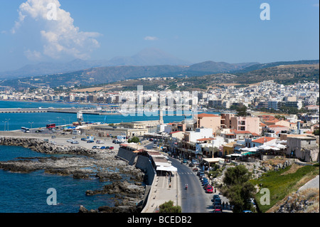 Vue sur la ville depuis les remparts du 16ème siècle vénitien Fortezza (forteresse), Rethymnon, Crète, Grèce Banque D'Images