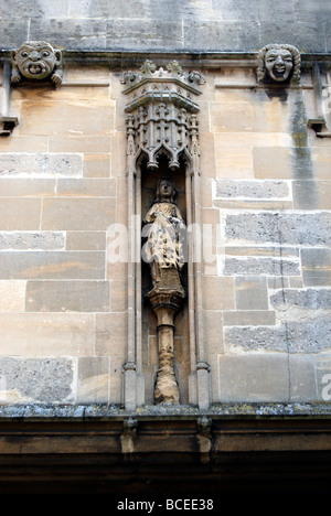 La pierre et les gargouilles de l'abbaye porte à Abingdon dans l'Oxfordshire Banque D'Images