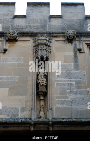 La pierre et les gargouilles de l'abbaye porte à Abingdon dans l'Oxfordshire Banque D'Images