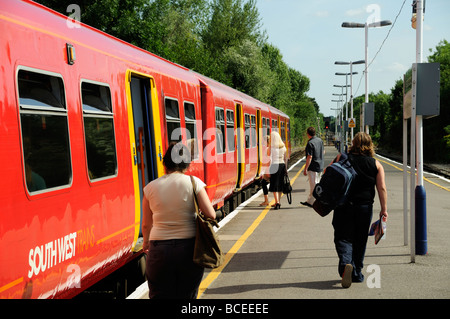 Les passagers empruntent un train de banlieue de trains du sud-ouest à la gare de Hampton court Banque D'Images