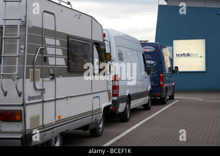 Le camping-car et cars d'attente dans ligne à bord du ferry de Liverpool à Belfast norfolkline au terminal de port de Belfast Banque D'Images
