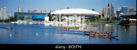 Bateaux-dragons à False Creek, Vancouver, British Columbia, Canada - Bateaux traversant la ligne d'arrivée à l'Alcan Dragon Boat Festival Banque D'Images