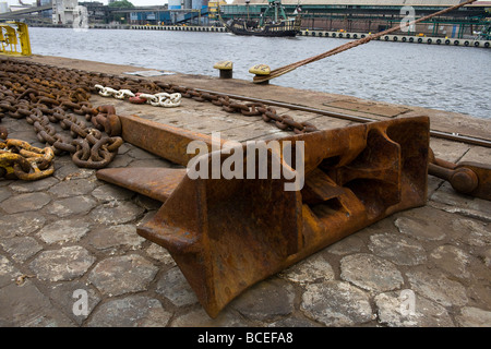 Les chaînes rouillées et les navires d'ancrage. Prises au chantier Stocznia Remontowa de Gdansk Banque D'Images