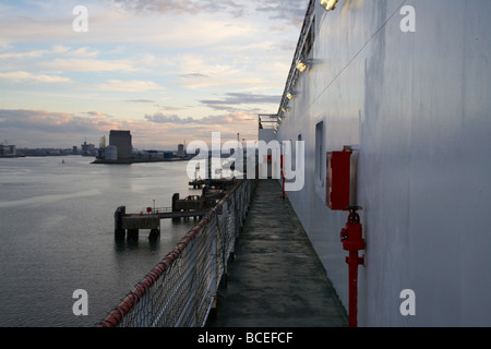 Passerelle du corridor de l'externe à bord d'un navire en ferry port de Belfast au Royaume-Uni Banque D'Images