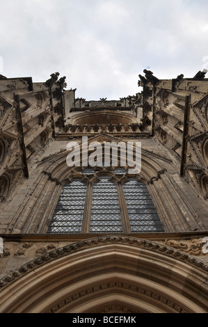 La cathédrale de York dans le soleil du soir s'élevant haut dans le ciel bleu profond de l'architecture ancienne église ornée de pierres Banque D'Images