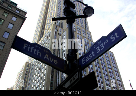 Cinquième Avenue, à la jonction avec la 33e Rue Est à l'Empire State Building en arrière-plan. Banque D'Images