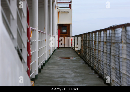 Passerelle du corridor de l'externe à bord d'un navire traversier menant à un équipage porte uniquement au Royaume-Uni Banque D'Images