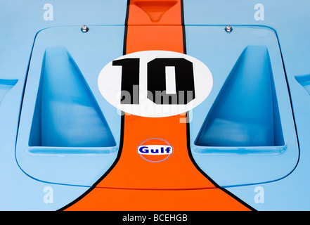 Logo Gulf avec couleurs classiques du golfe bleu et orange Une Ford GT 40 Banque D'Images