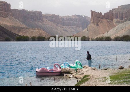 Pédalos en forme de cygnes, un spectacle inattendu sur l'Afghanistan's Band-e Amir lacs, refléter les espoirs des gens locaux pour l'augmentation du tourisme Banque D'Images