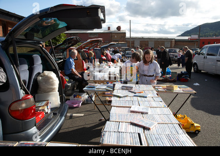 Cale avec des gens à la navigation sur un poste occupé car boot sale dans newtownabbey irlande du nord uk Banque D'Images