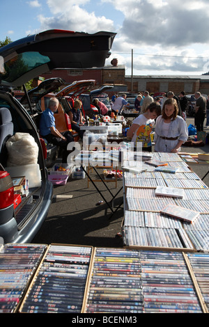 Cale avec des gens à la navigation sur un poste occupé car boot sale dans newtownabbey irlande du nord uk Banque D'Images