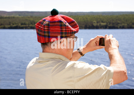 Prendre des photos touristiques du Loch Ness, en Ecosse. Banque D'Images