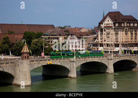 Tramway sur Mittlere Rhein river pont sur le Rhin à Bâle, Suisse, Europe Banque D'Images