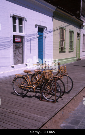 Des vélos à l'ancienne et de maisons traditionnelles en bois dans la rue Baquedano , Iquique , Chili Banque D'Images