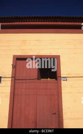 Porte en bois coloré traditionnel , Iquique , Chili Banque D'Images