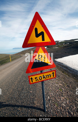 Route de montagne escarpée, nord-est de l'Islande. Banque D'Images