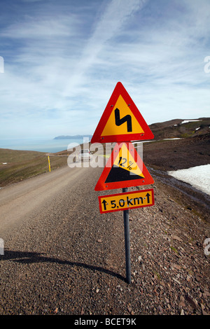 Route de montagne escarpée, nord-est de l'Islande. Banque D'Images