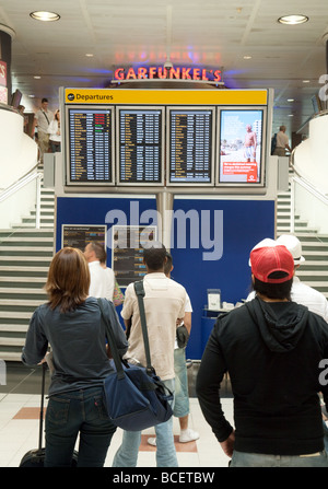 Départ de la compagnie aérienne des signes, North Terminal, Gatwick Airport, Royaume-Uni Banque D'Images