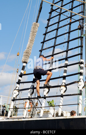 Man climbing sur carénage Tall Ship Kruzenshtern Banque D'Images