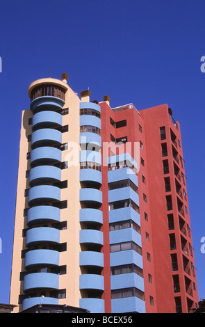 Immeuble de grande hauteur moderne coloré / gratte-ciel, Iquique, Chili Banque D'Images