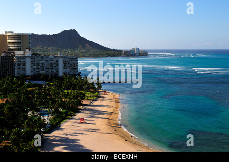 La plage de Waikiki et le Diamond Head, Honolulu, Hawaii, USA. Banque D'Images