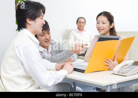 Quatre personnes discutant dans office Banque D'Images