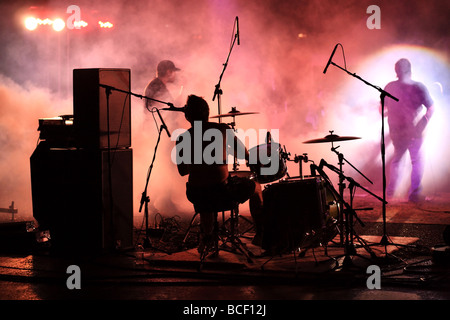 C'est un groupe de rock and roll band live sur une scène à Kirkland, Washington. C'est leurs silhouettes avec beaucoup d'éclairage et Banque D'Images