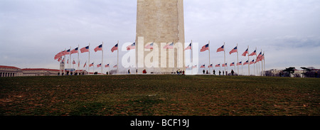 Le drapeau américain, vieille gloire, vole près du Washington Monument. Banque D'Images