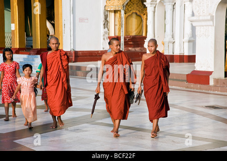 Le Myanmar, Birmanie, Yangon. Des moines bouddhistes à la pagode Shwedagon, le complexe Golden Temple Bouddhiste plus peur plan du au Myanmar. Banque D'Images