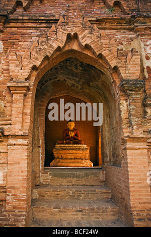 Le Myanmar. La Birmanie. Bagan. Une statue de Bouddha dans une des Sœurs Seinnyet temples construits à Bagan au 12ème siècle. Banque D'Images