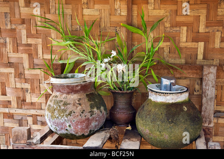Le Myanmar. La Birmanie. Bagan. Pots d'argile et d'un vase de fleurs sur la véranda d'une maison en Taungzin. Banque D'Images