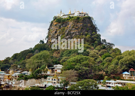 Le Myanmar. La Birmanie. Popa. L'ancien monastère bouddhiste au sommet du mont Popa, un 1 500 mètres de haut noyau d'un ancien volcan. Banque D'Images