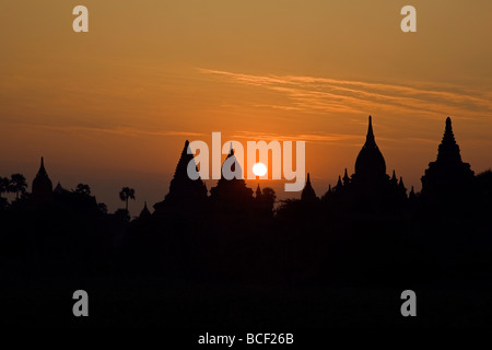 Le Myanmar. La Birmanie. Bagan. Lever du soleil sur les temples bouddhistes antiques sur la plaine centrale de Bagan. Fondée en 1044. Banque D'Images