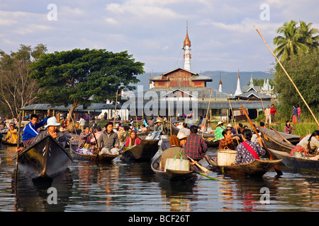 Le Myanmar. La Birmanie. Lac Inle. Le pittoresque marché flottant de Ywa-ma sur le lac Inle. Banque D'Images