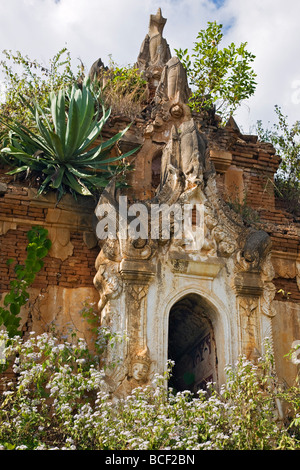 Le Myanmar, Birmanie, le lac Inle. Un vieux temple bouddhiste à la pagode Shwe Inn Tain non réhabilitées et monastère complexe. Banque D'Images