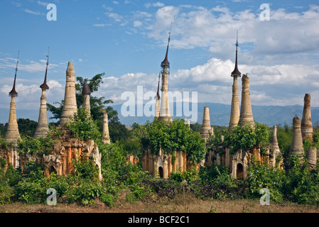 Le Myanmar, Birmanie, le lac Inle. Ruines de vieux temples bouddhistes stupas et à la pagode Shwe Inn Tain non restaurés. Banque D'Images