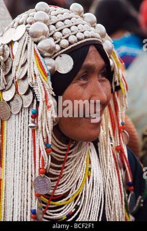 Le Myanmar, Birmanie, Kengtung. Une femme Akha portant un couvre-chef traditionnel d'argent et perles. Banque D'Images