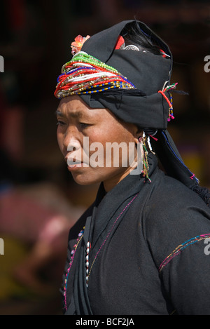 Le Myanmar, Birmanie, Pan-lo. Une femme de la tribu en petites Ann Kengtung marché. La Ann noircissent leurs dents pour éloigner les mauvais esprits. Banque D'Images