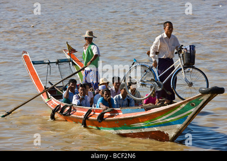 Le Myanmar, Birmanie, Yangon. Un ferry traversant le fleuve Yangon au Myanmar s capitale. Banque D'Images