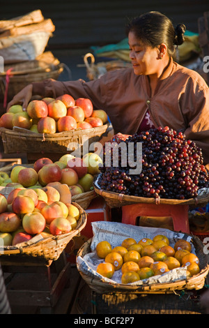 L'État de Rakhine, au Myanmar, Birmanie. Une femme vend une délicieuse sélection de fruits frais au marché animé de Sittwe. Banque D'Images