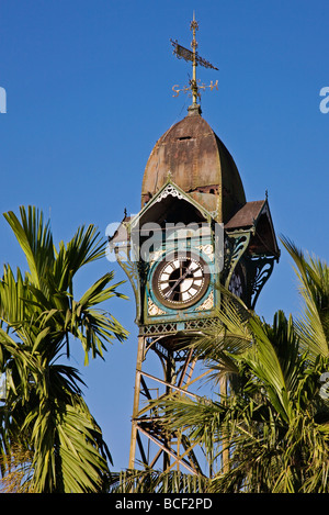 Le Myanmar, la Birmanie, l'État de Rakhine. La vieille tour de l'horloge à Sittwe, complet avec girouette. Banque D'Images